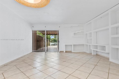 Adosado en venta en Hialeah, Florida, 2 dormitorios, 122.07 m2 № 1402662 - foto 6