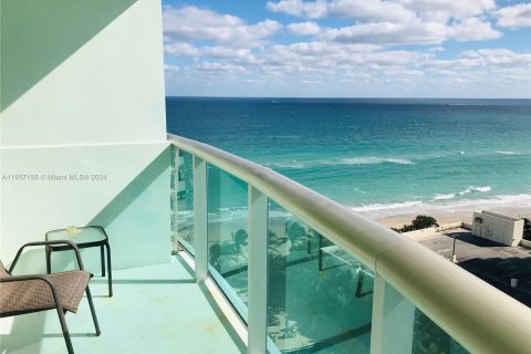 Condo in Hollywood, Florida, 1 bedroom  № 1357191 - photo 1