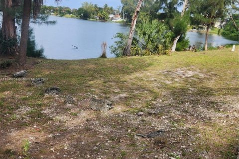 Commercial property in North Miami, Florida № 1049402 - photo 2