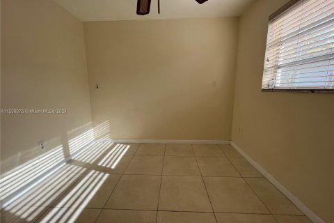 House in North Miami Beach, Florida 4 bedrooms № 1029880 - photo 14