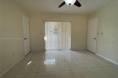 House in North Miami Beach, Florida 4 bedrooms № 1029880 - photo 9