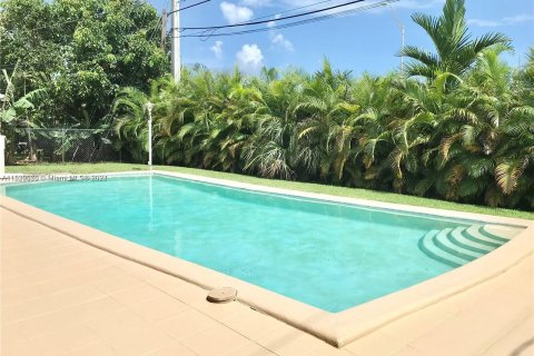 House in North Miami Beach, Florida 4 bedrooms № 1029880 - photo 1