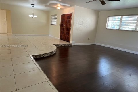 House in North Miami Beach, Florida 4 bedrooms № 1029880 - photo 3