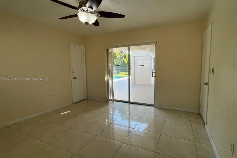 House in North Miami Beach, Florida 4 bedrooms № 1029880 - photo 5