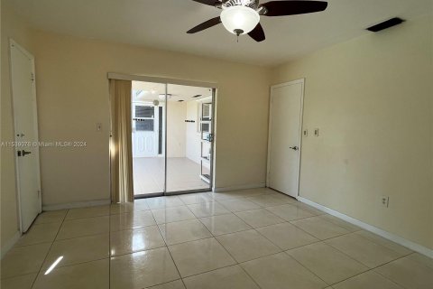 Villa ou maison à vendre à North Miami Beach, Floride: 4 chambres № 1029880 - photo 4