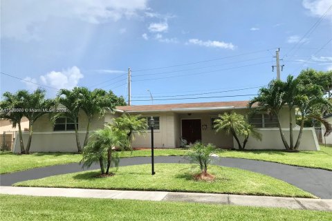 Купить виллу или дом в Норт-Майами-Бич, Флорида 4 спальни, № 1029880 - фото 2