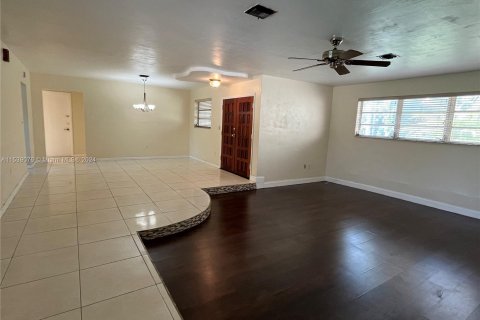 House in North Miami Beach, Florida 4 bedrooms № 1029880 - photo 8