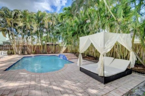 House in Wellington, Florida 5 bedrooms, 180.79 sq.m. № 1271099 - photo 1