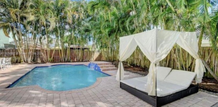 House in Wellington, Florida 5 bedrooms, 180.79 sq.m. № 1271099