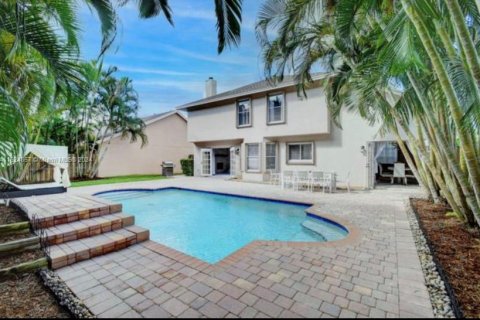 House in Wellington, Florida 5 bedrooms, 180.79 sq.m. № 1271099 - photo 2