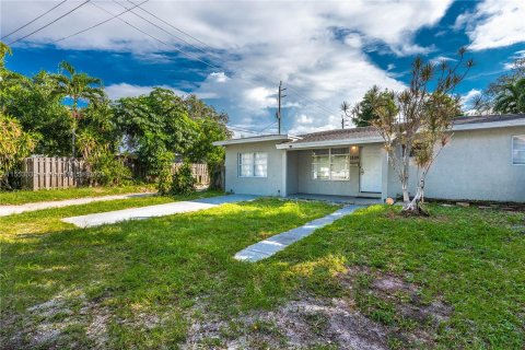 House in Hollywood, Florida 3 bedrooms, 145.76 sq.m. № 1073176 - photo 2