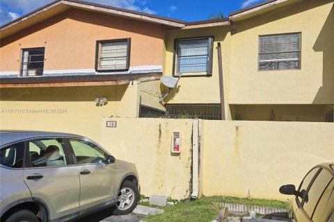 House in Miami, Florida 3 bedrooms, 157 sq.m. № 1402903 - photo 1