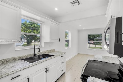 House in Fort Lauderdale, Florida 2 bedrooms, 66.89 sq.m. № 1402898 - photo 8