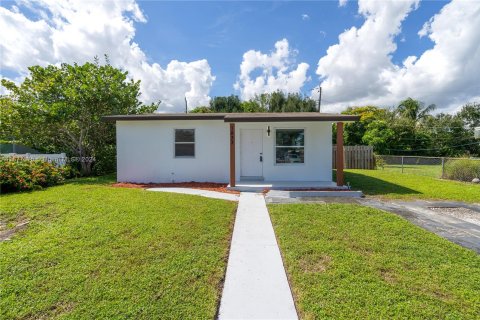 House in Fort Lauderdale, Florida 2 bedrooms, 66.89 sq.m. № 1402898 - photo 2