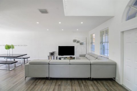 Casa en venta en Miami, Florida, 4 dormitorios, 283.91 m2 № 1348432 - foto 17