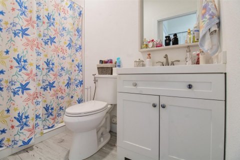 Casa en venta en Miami, Florida, 4 dormitorios, 283.91 m2 № 1348432 - foto 13