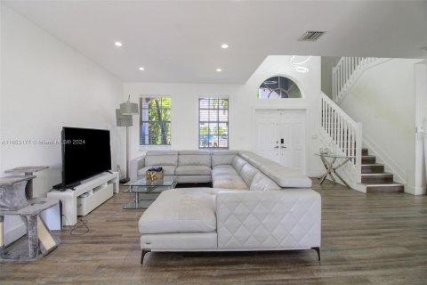 Casa en venta en Miami, Florida, 4 dormitorios, 283.91 m2 № 1348432 - foto 15