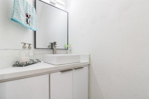 Casa en venta en Miami, Florida, 4 dormitorios, 283.91 m2 № 1348432 - foto 11