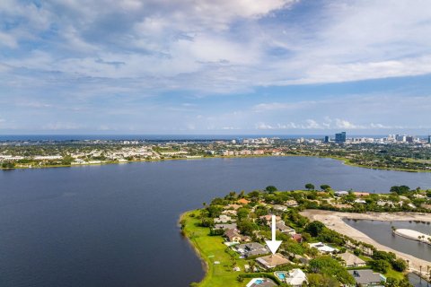 House in West Palm Beach, Florida 4 bedrooms, 313.82 sq.m. № 1061388 - photo 24