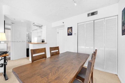 Condo in Miami, Florida, 1 bedroom  № 1405962 - photo 11