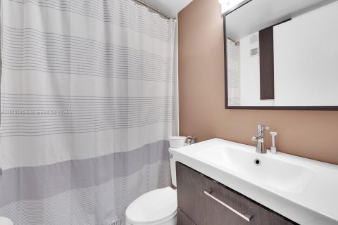 Condo in Miami, Florida, 1 bedroom  № 1405962 - photo 17