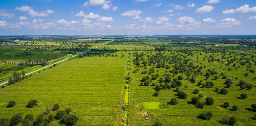 Коммерческая недвижимость в Сент-Луси, Флорида № 1405963