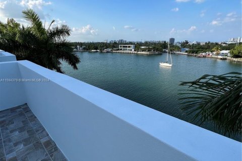 Adosado en venta en Miami Beach, Florida, 3 dormitorios, 222.32 m2 № 1405841 - foto 17