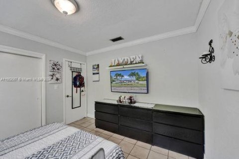 House in Miami, Florida 3 bedrooms, 304.35 sq.m. № 1078452 - photo 28