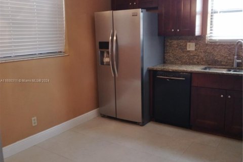 Condo in Tamarac, Florida, 2 bedrooms  № 1221816 - photo 8