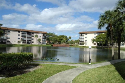 Condo in Tamarac, Florida, 2 bedrooms  № 1221816 - photo 22