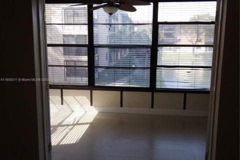 Condo in Tamarac, Florida, 2 bedrooms  № 1221816 - photo 12