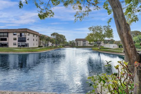 Copropriété à vendre à Tamarac, Floride: 2 chambres, 117.99 m2 № 1221816 - photo 1