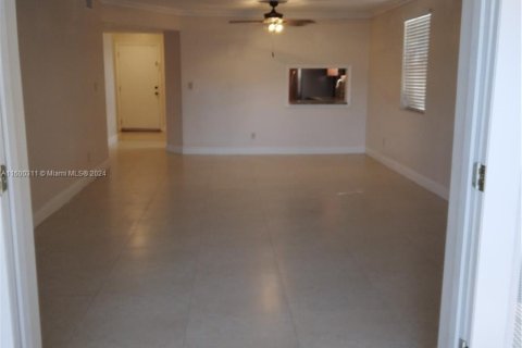 Copropriété à vendre à Tamarac, Floride: 2 chambres, 117.99 m2 № 1221816 - photo 10