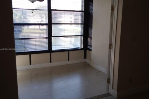 Condominio en venta en Tamarac, Florida, 2 dormitorios, 117.99 m2 № 1221816 - foto 11