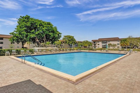 Condominio en venta en Tamarac, Florida, 2 dormitorios, 117.99 m2 № 1221816 - foto 2