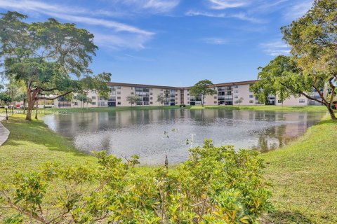 Copropriété à vendre à Tamarac, Floride: 2 chambres, 117.99 m2 № 1221816 - photo 3