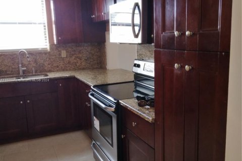 Condo in Tamarac, Florida, 2 bedrooms  № 1221816 - photo 9