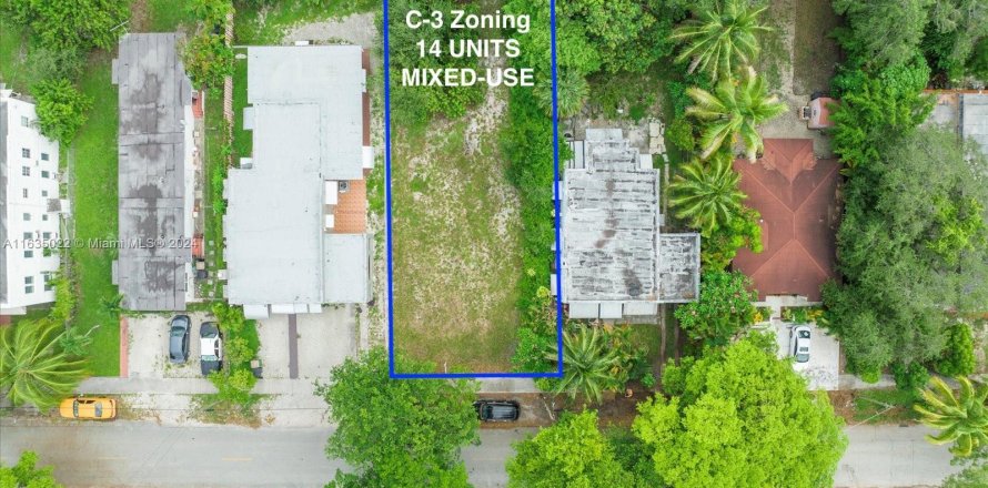 Commercial property in North Miami, Florida № 1305146