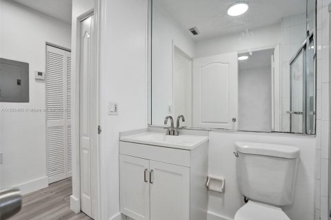 Condominio en venta en Hialeah Gardens, Florida, 2 dormitorios, 95.6 m2 № 1076352 - foto 2