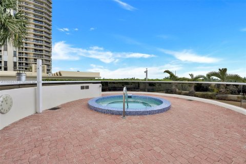 Condo in Aventura, Florida, 2 bedrooms in LANDMARK  № 1230095 - photo 23