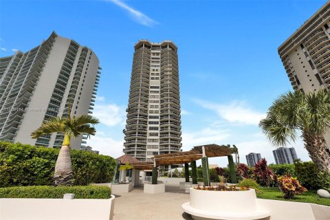 Condo in Aventura, Florida, 2 bedrooms in LANDMARK  № 1230095 - photo 1