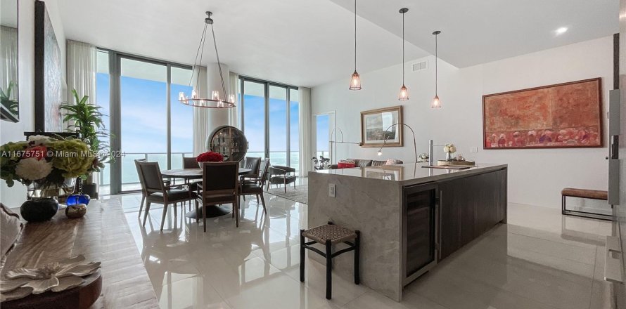 Condo in Miami, Florida, 4 bedrooms  № 1400027