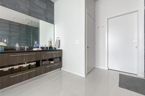 Condo in Miami, Florida, 4 bedrooms  № 1400027 - photo 14