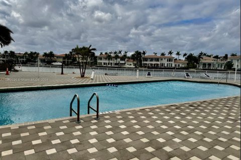 Condo in Hollywood, Florida, 1 bedroom  № 1184952 - photo 10