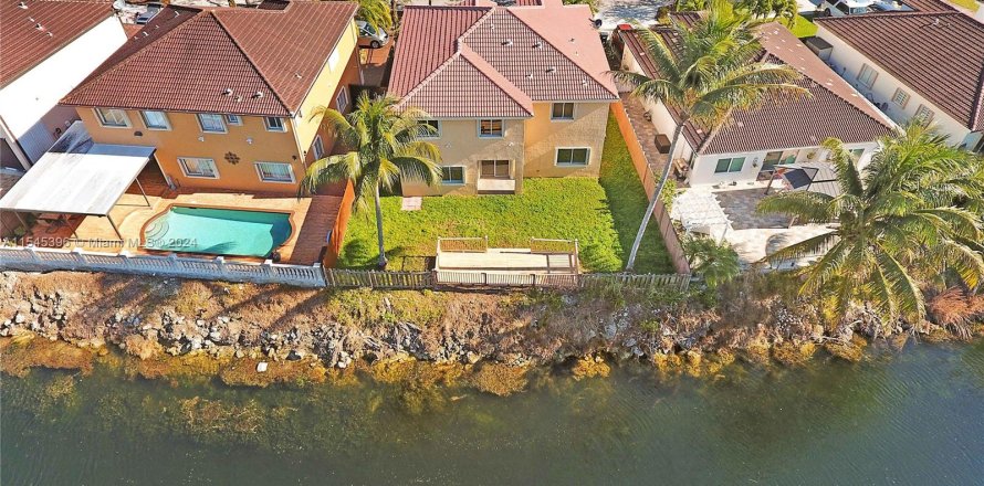 Villa ou maison à Cutler Bay, Floride 5 chambres, 244.98 m2 № 1049246