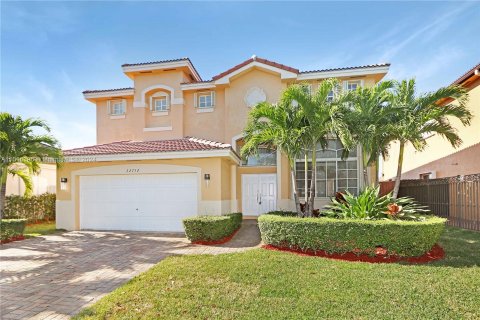 House in Cutler Bay, Florida 5 bedrooms, 244.98 sq.m. № 1049246 - photo 3