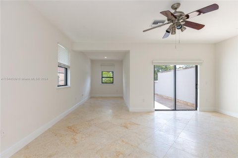 Townhouse in Miami, Florida 3 bedrooms, 219.99 sq.m. № 1057758 - photo 2