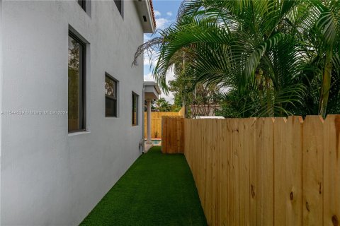 Adosado en venta en Miami, Florida, 3 dormitorios, 219.99 m2 № 1057758 - foto 12