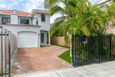 Adosado en venta en Miami, Florida, 3 dormitorios, 219.99 m2 № 1057758 - foto 7