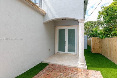 Townhouse in Miami, Florida 3 bedrooms, 219.99 sq.m. № 1057758 - photo 10